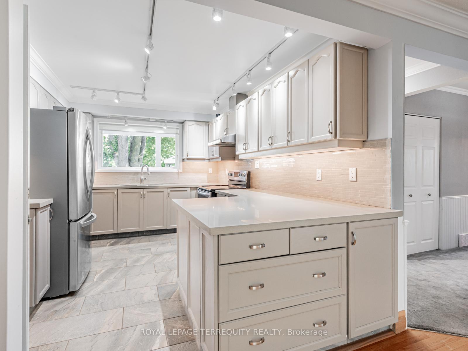 Photo 10 of 8 Lincoln Green Drive, Markham, Bullock — HOMEH