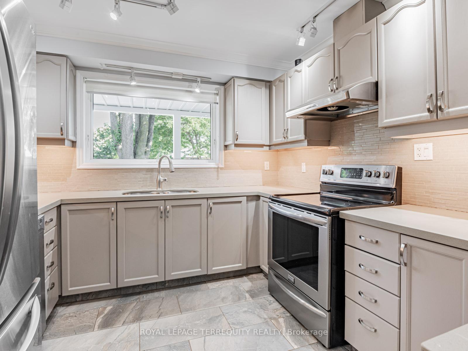 Photo 11 of 8 Lincoln Green Drive, Markham, Bullock — HOMEH