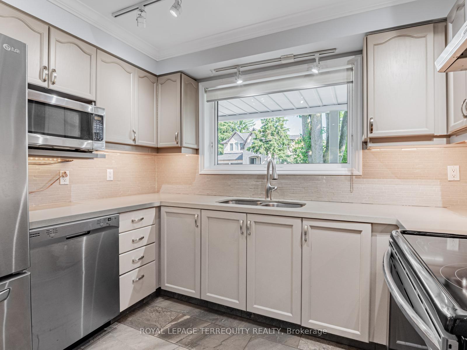 Photo 12 of 8 Lincoln Green Drive, Markham, Bullock — HOMEH
