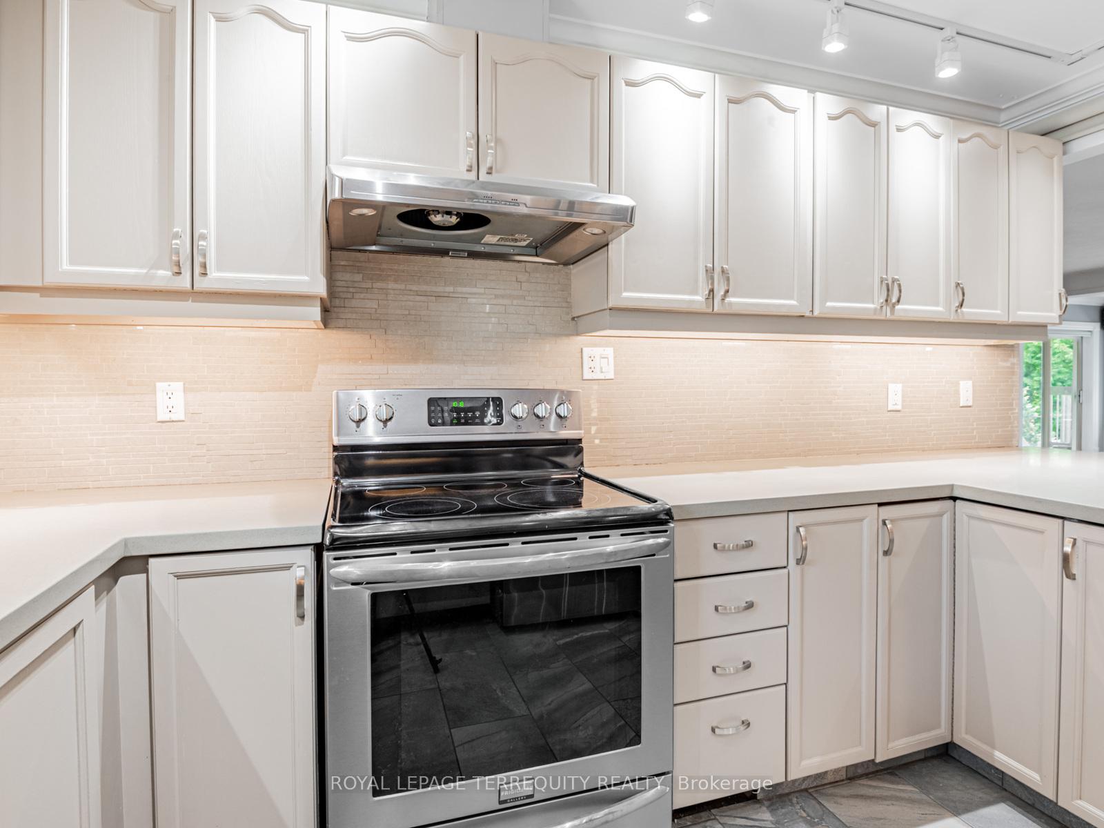 Photo 13 of 8 Lincoln Green Drive, Markham, Bullock — HOMEH