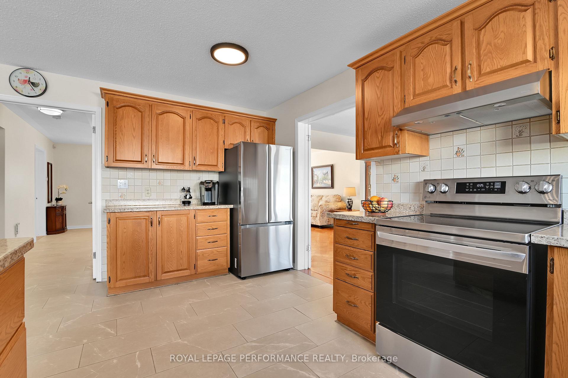 Photo 11 of 205 Hudson Avenue, Ottawa, Courtland Park — HOMEH