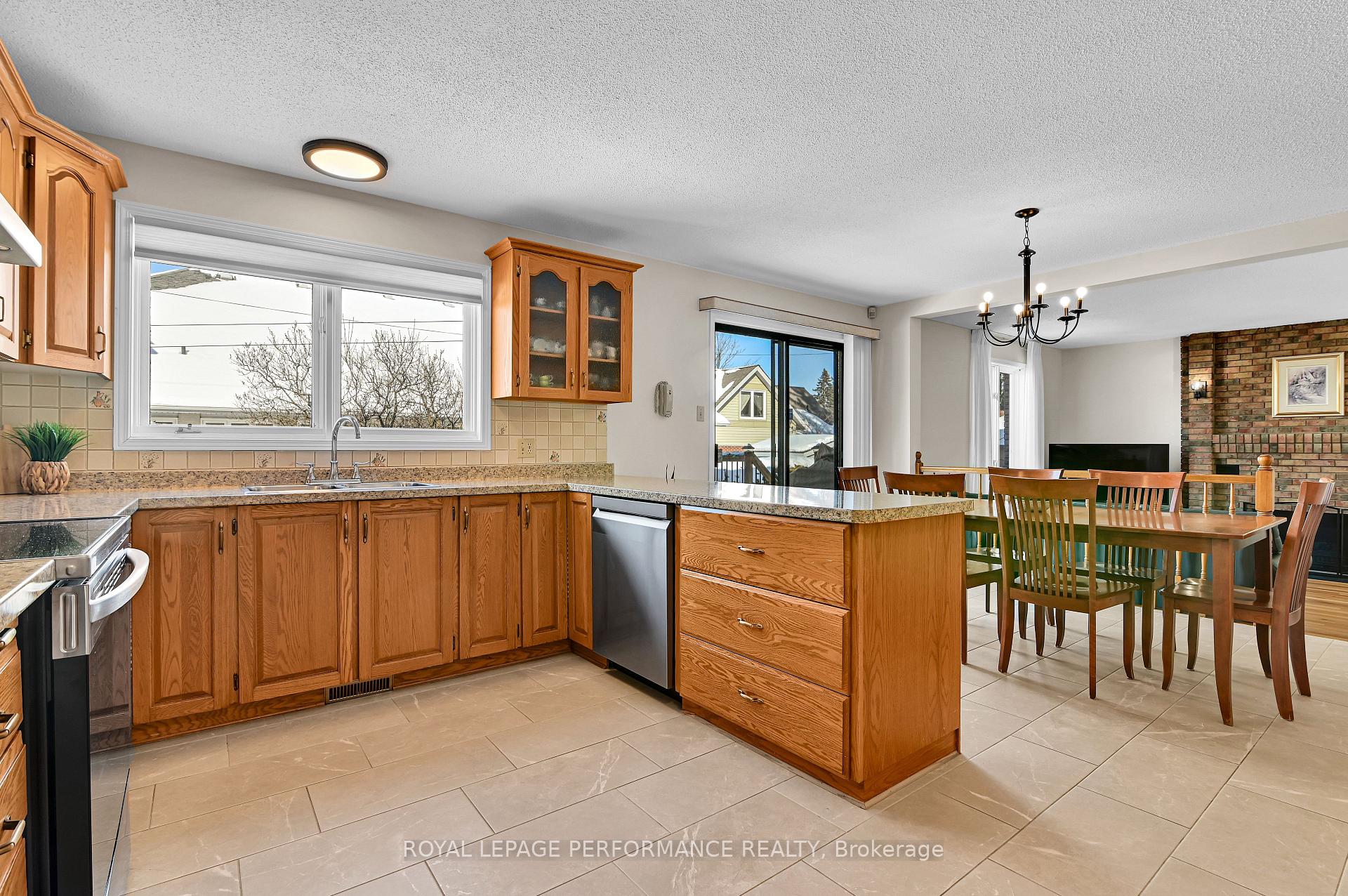 Photo 13 of 205 Hudson Avenue, Ottawa, Courtland Park — HOMEH