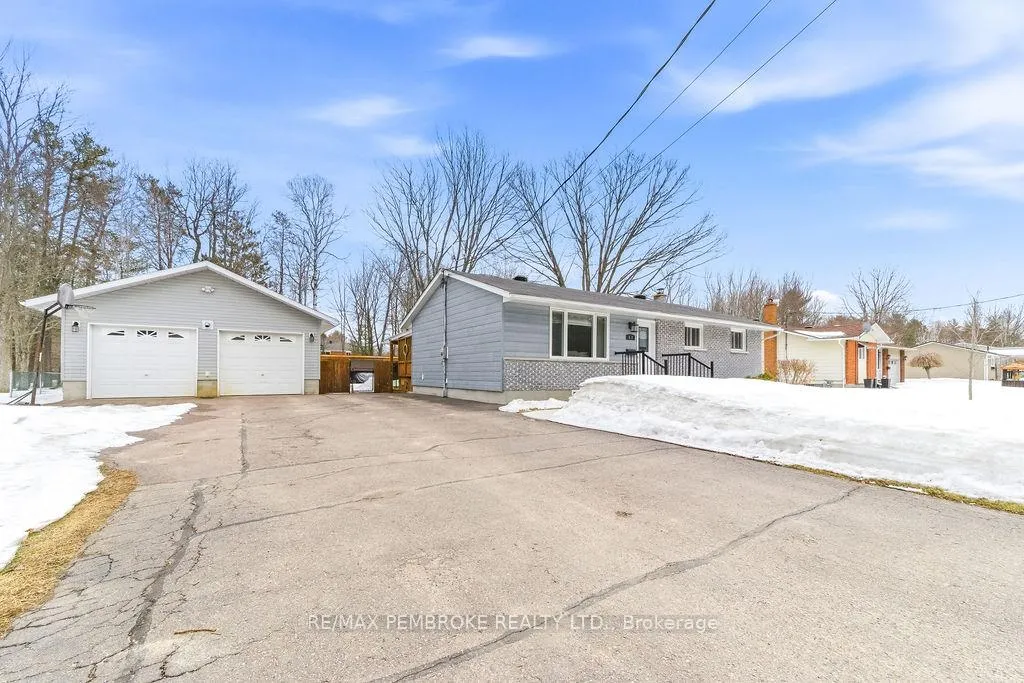 Photo 3 of 52 Laurentian Drive, Petawawa — HOMEH