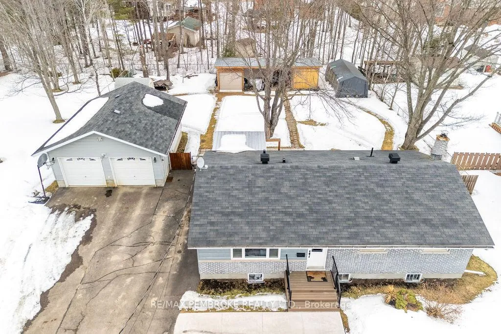 Photo 4 of 52 Laurentian Drive, Petawawa — HOMEH
