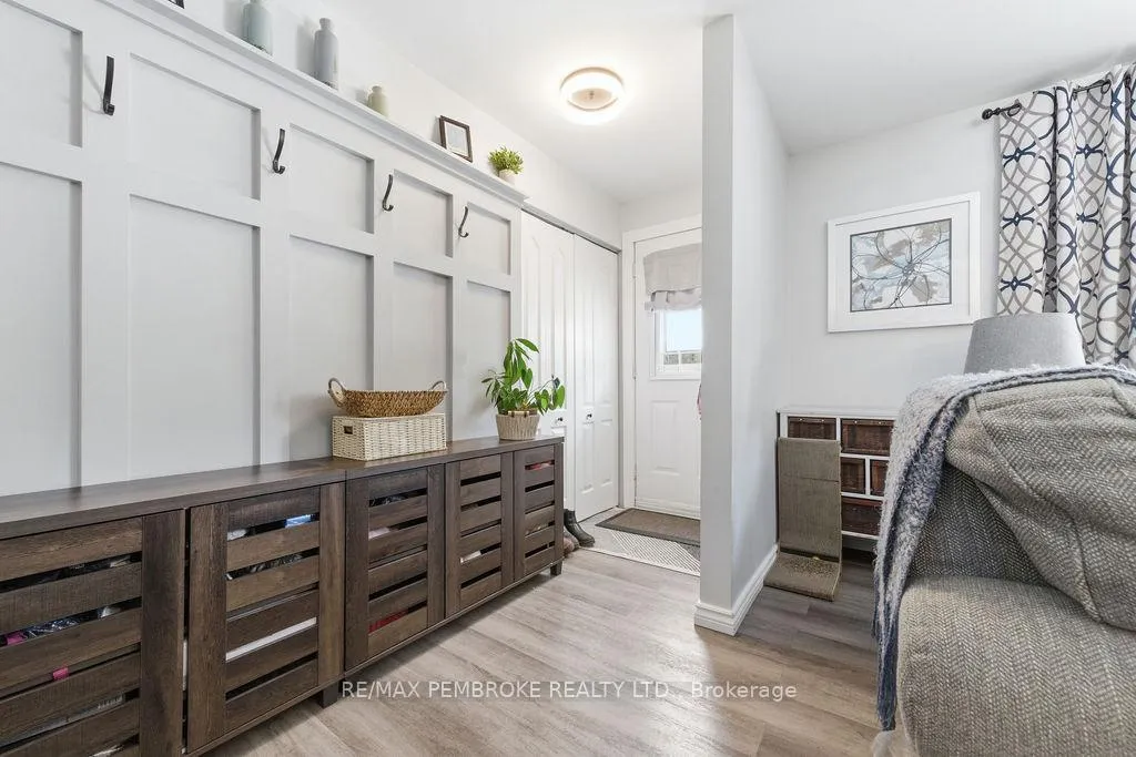 Photo 6 of 52 Laurentian Drive, Petawawa — HOMEH