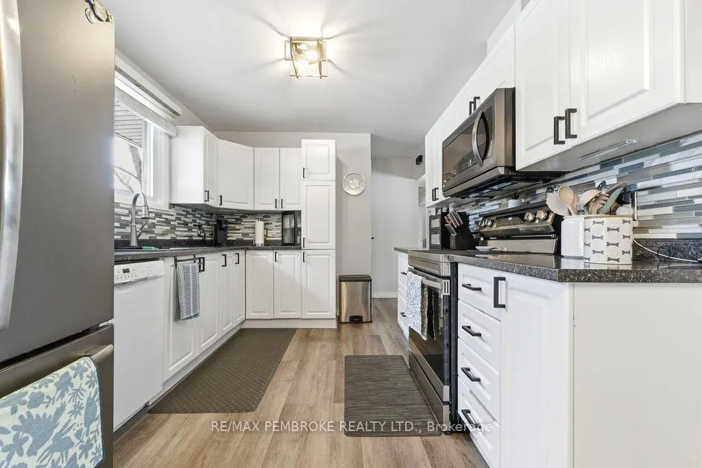 Photo 17 of 52 Laurentian Drive, Petawawa — HOMEH