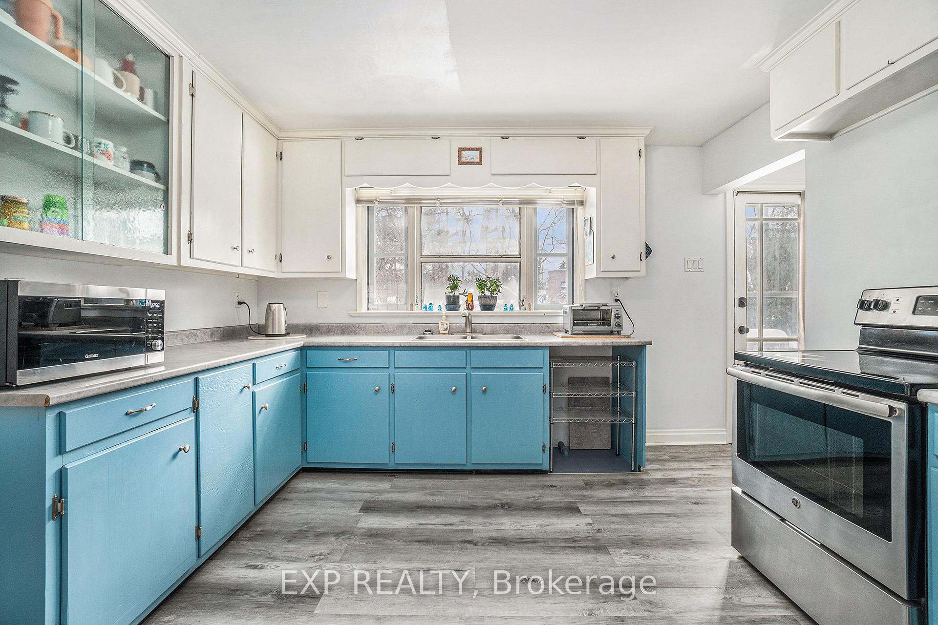 Photo 5 of 100 Villa Crescent, Ottawa, Hogs Back — HOMEH