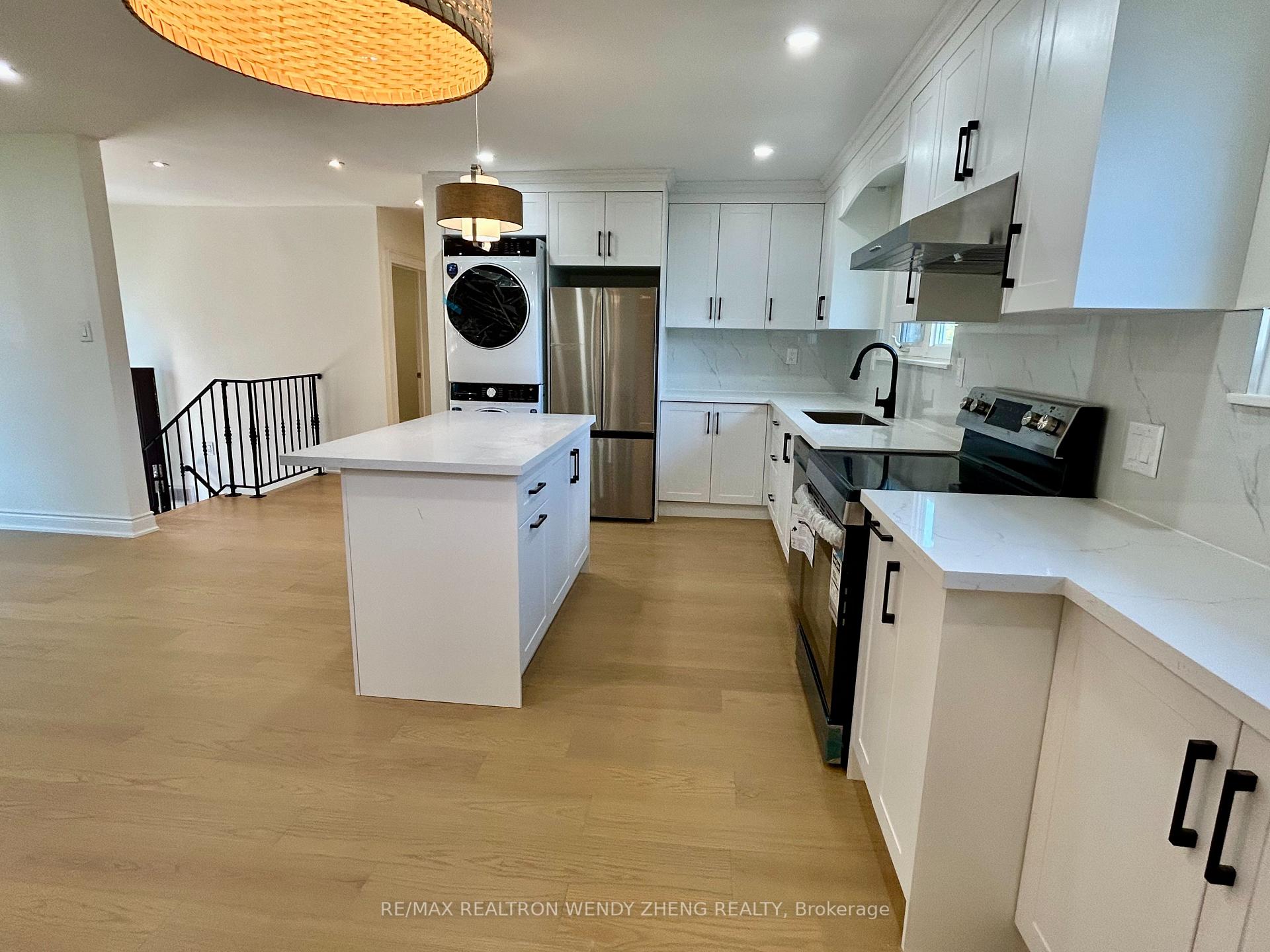 Photo 4 of Main-18 King Richard Court, Markham, Bullock — HOMEH