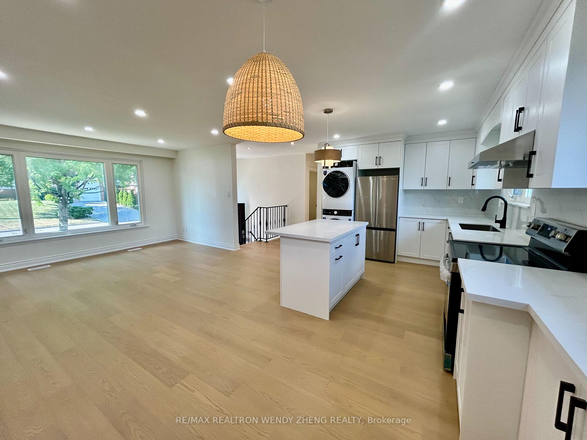 Photo 5 of Main-18 King Richard Court, Markham, Bullock — HOMEH