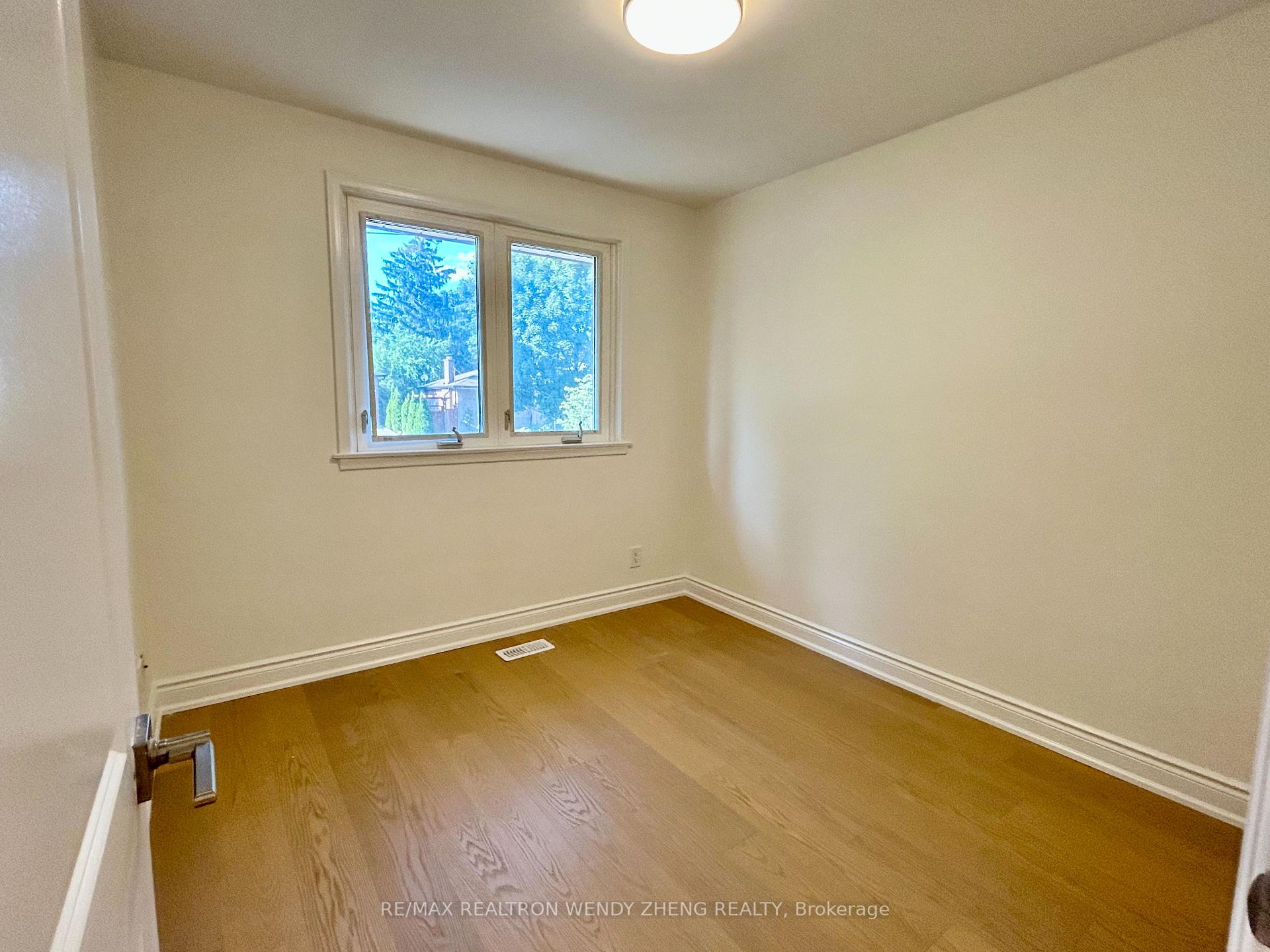 Photo 9 of Main-18 King Richard Court, Markham, Bullock — HOMEH