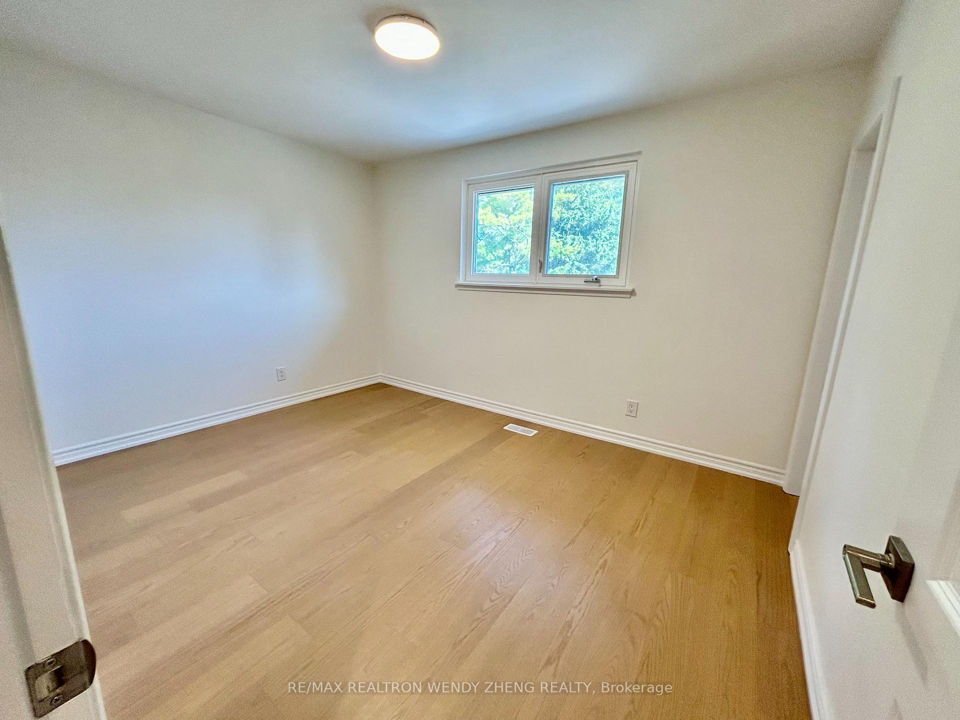 Photo 10 of Main-18 King Richard Court, Markham, Bullock — HOMEH