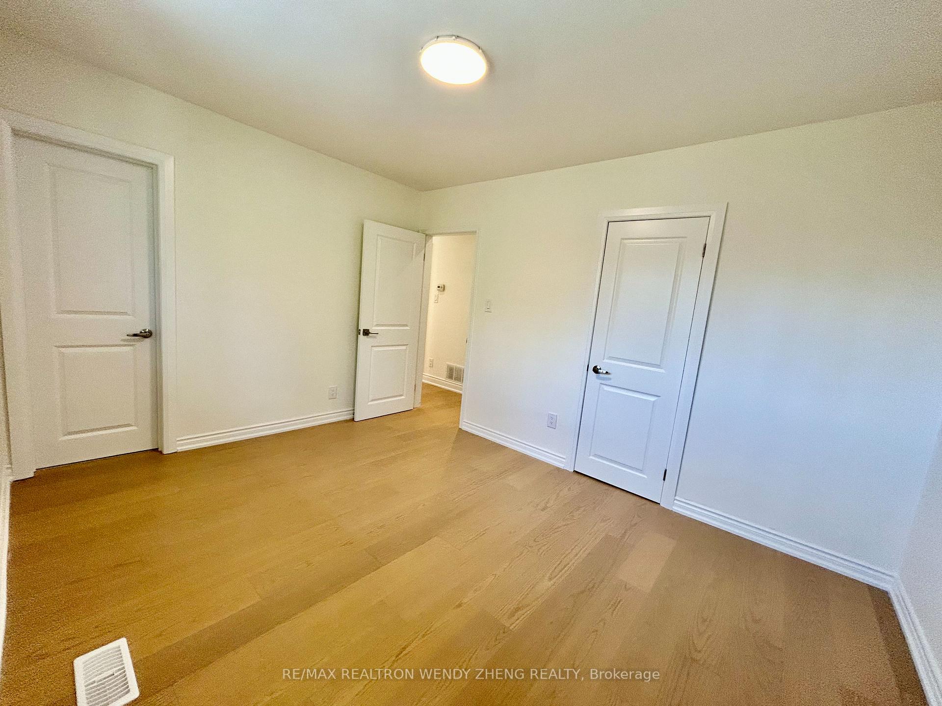 Photo 11 of Main-18 King Richard Court, Markham, Bullock — HOMEH