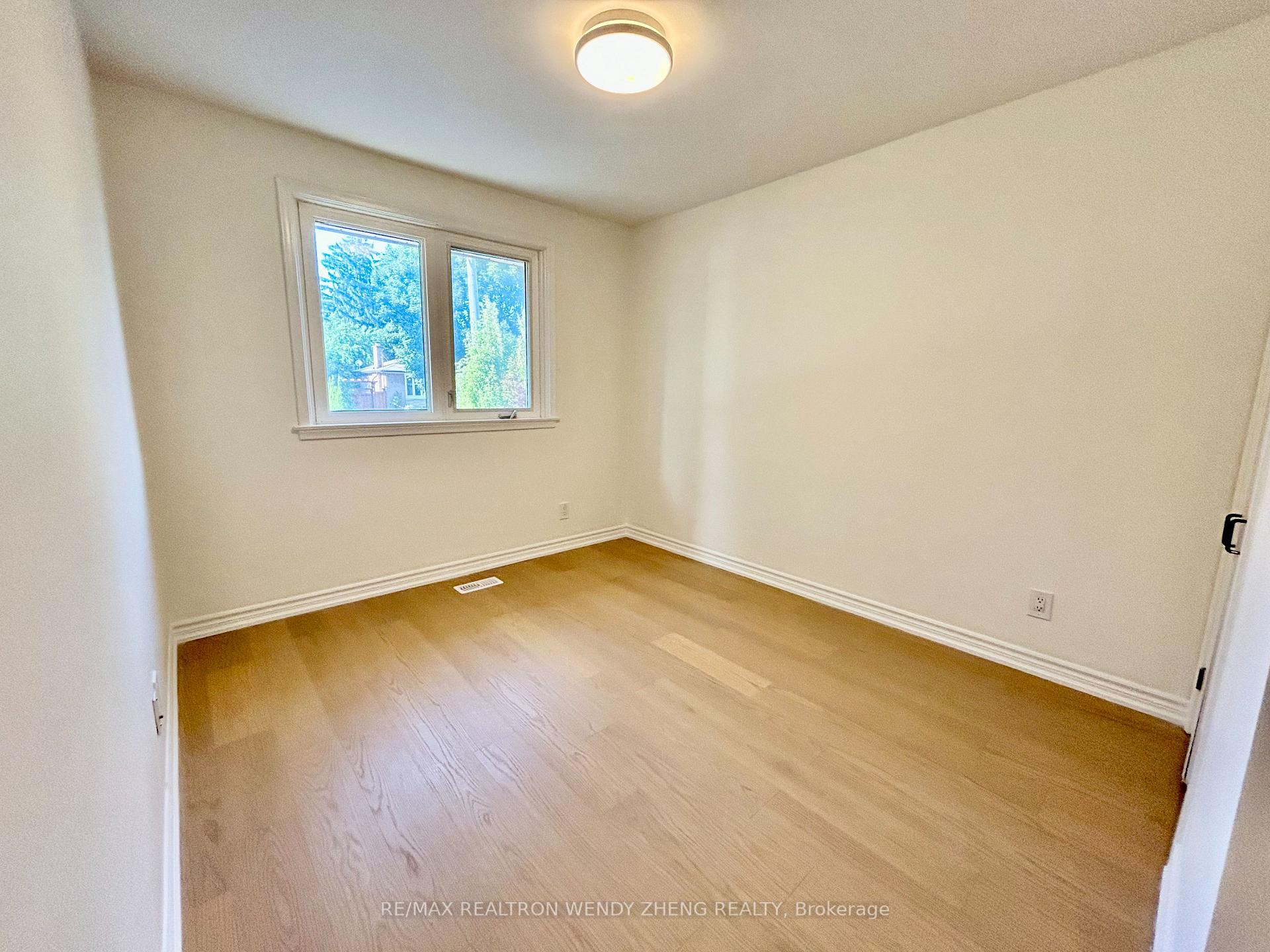 Photo 13 of Main-18 King Richard Court, Markham, Bullock — HOMEH