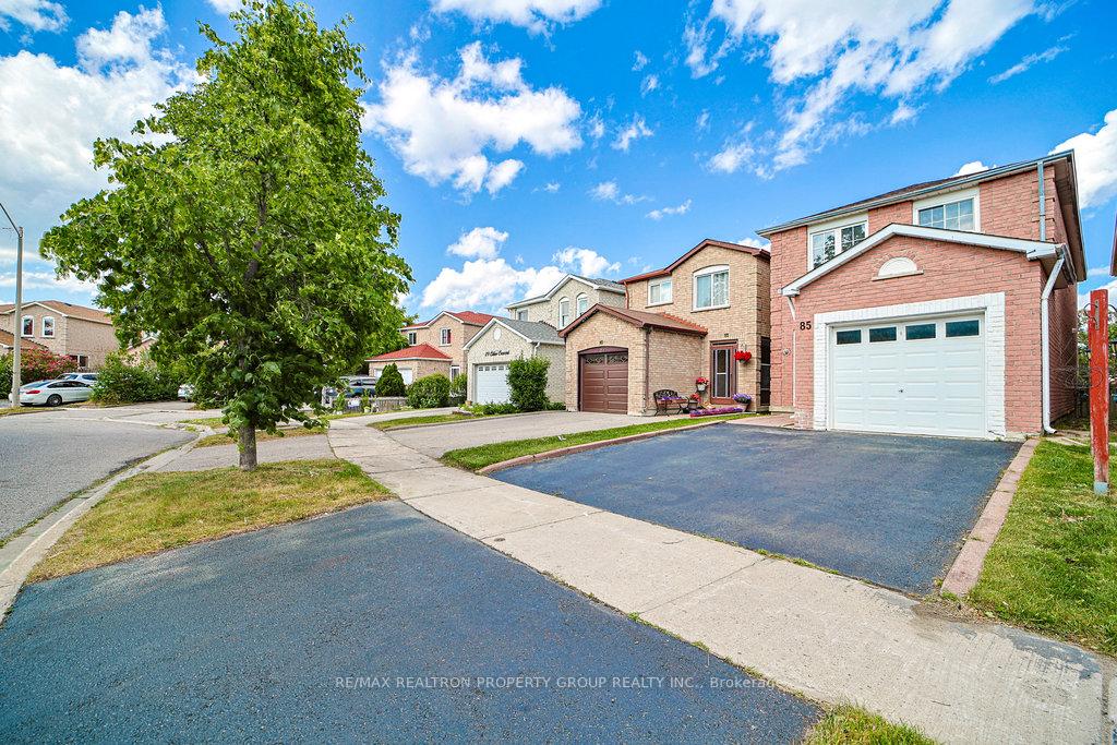 Photo 2 of 85 Chloe Crescent, Markham, Middlefield — HOMEH