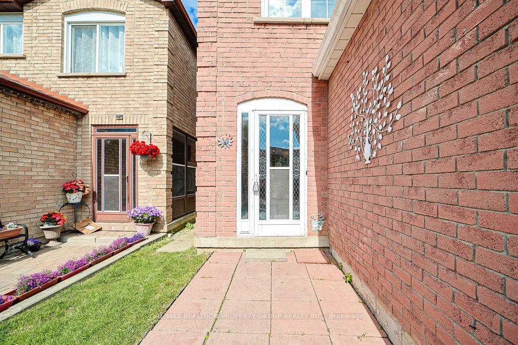 Photo 3 of 85 Chloe Crescent, Markham, Middlefield — HOMEH
