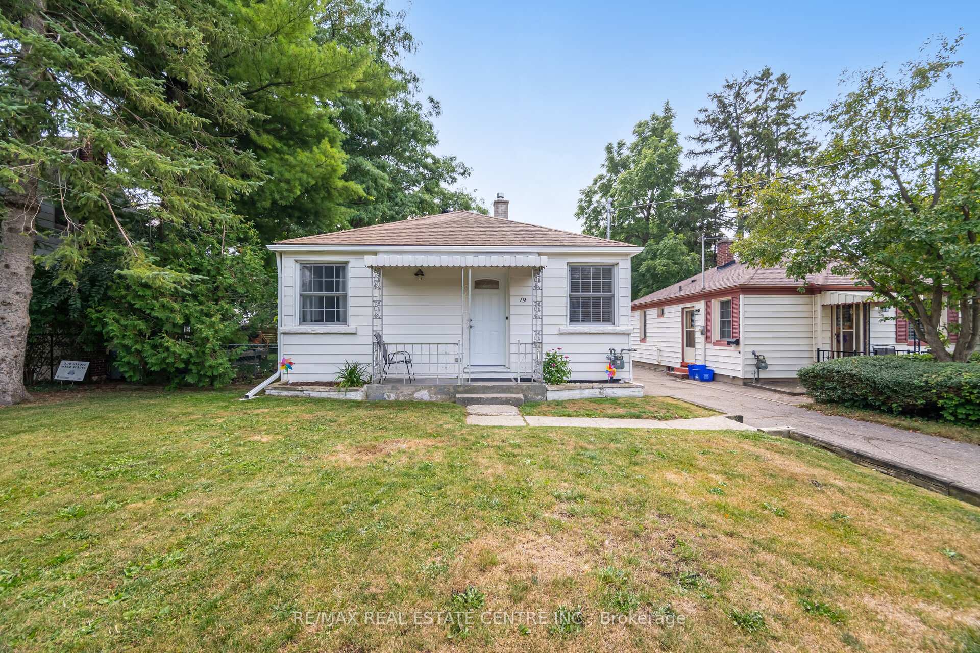 Photo 2 of 19 Seneca Drive, Kitchener — HOMEH
