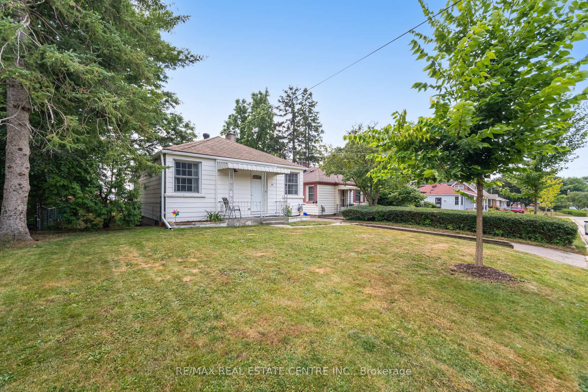 Photo 4 of 19 Seneca Drive, Kitchener — HOMEH