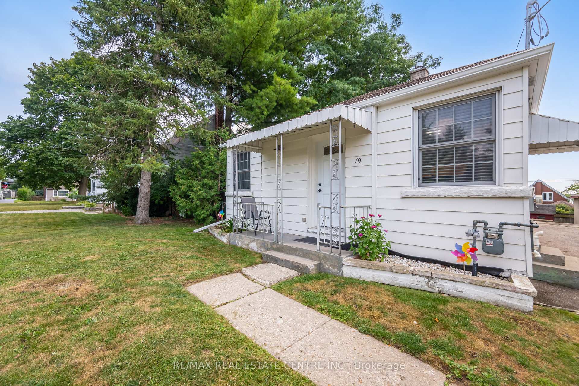 Photo 5 of 19 Seneca Drive, Kitchener — HOMEH