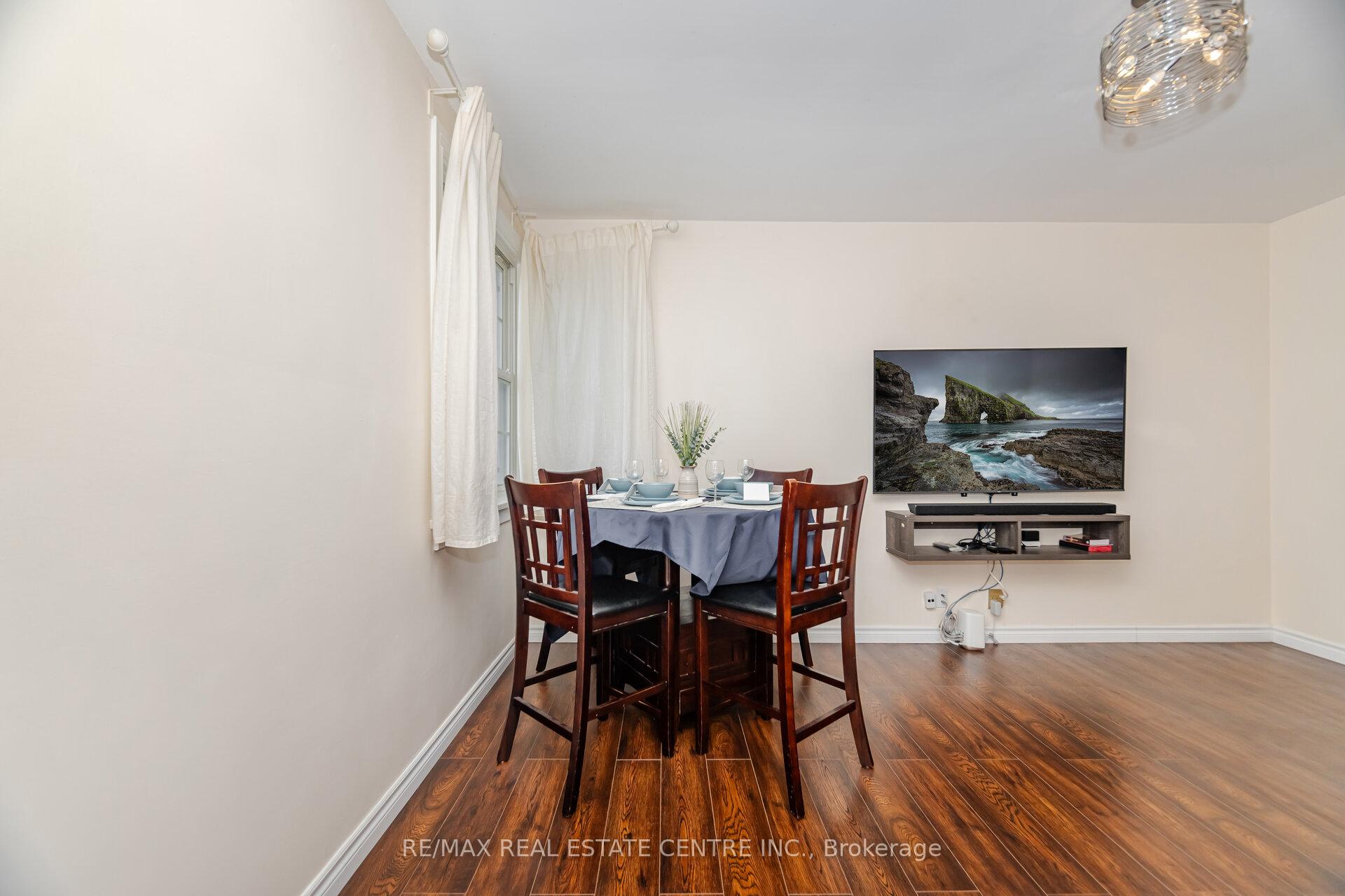 Photo 11 of 19 Seneca Drive, Kitchener — HOMEH