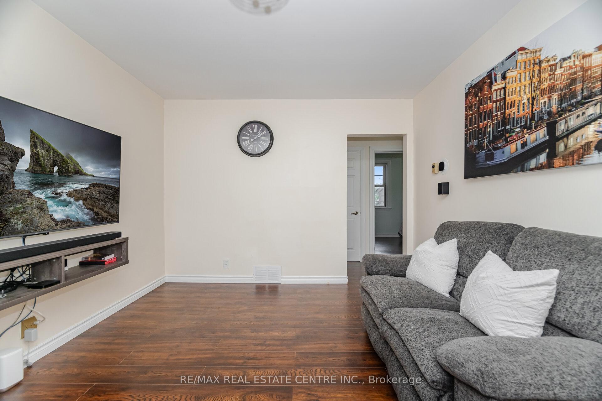 Photo 12 of 19 Seneca Drive, Kitchener — HOMEH
