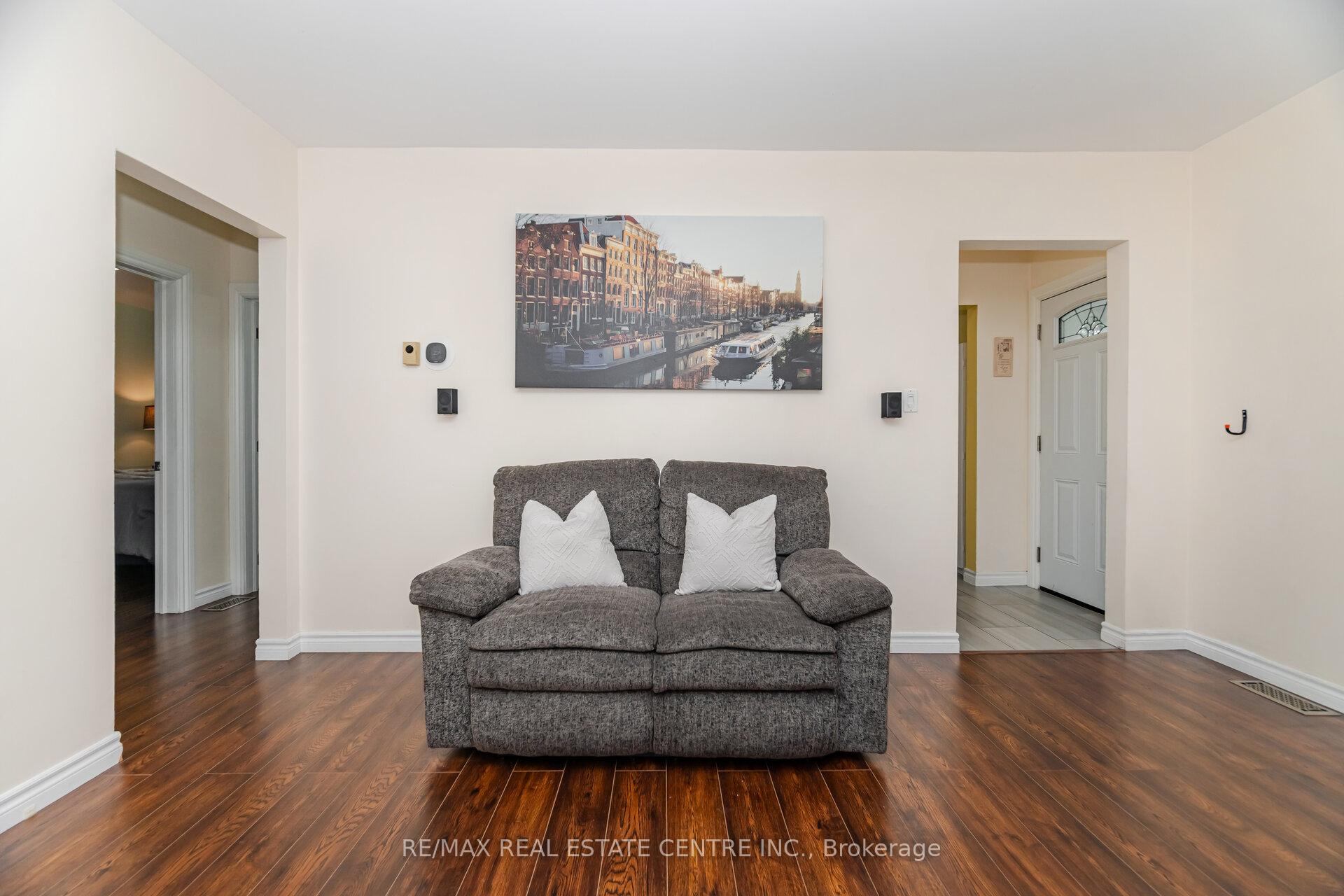 Photo 13 of 19 Seneca Drive, Kitchener — HOMEH