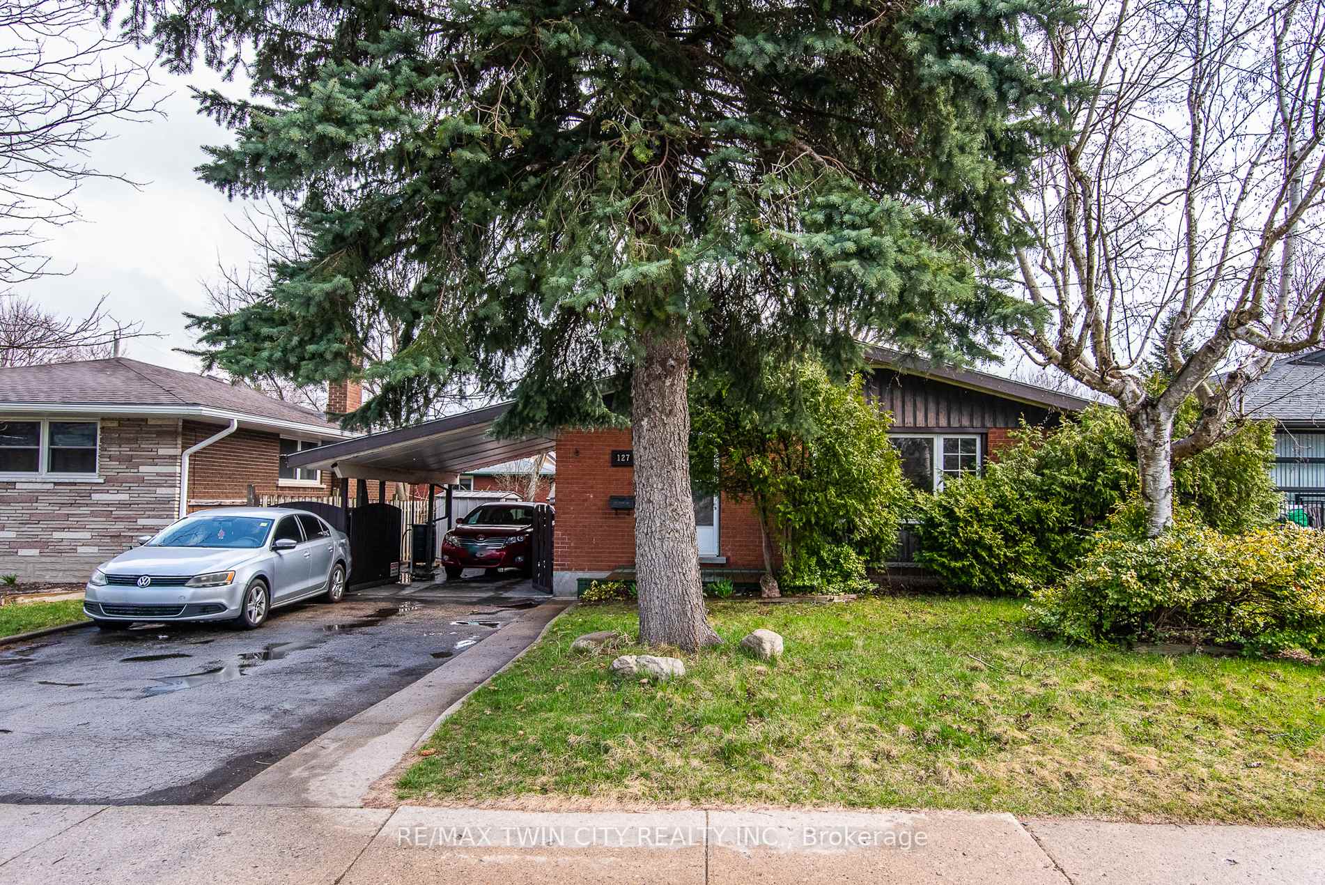 Photo 3 of 127 Kinzie Avenue, Kitchener, Centreville Chicopee — HOMEH