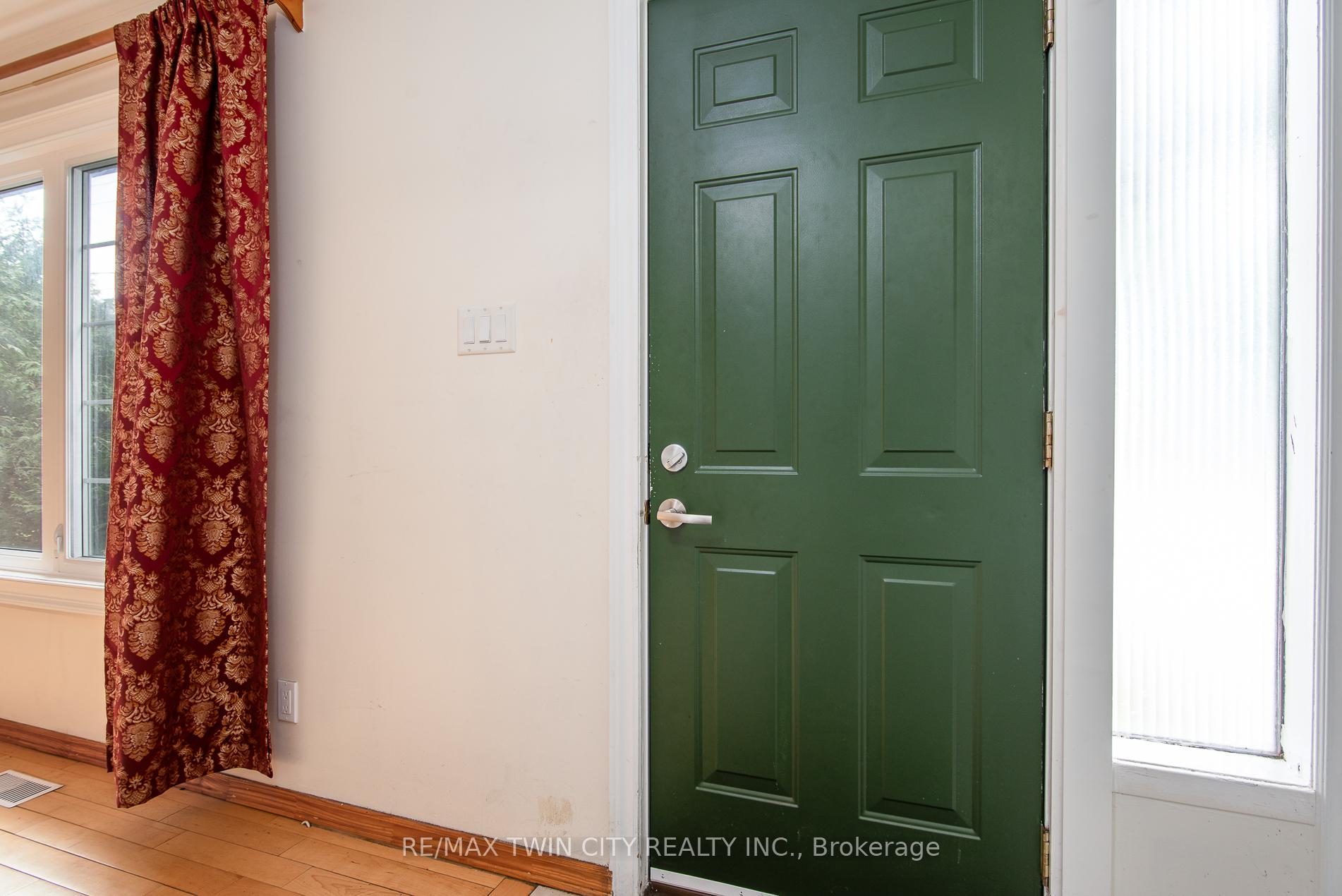 Photo 4 of 127 Kinzie Avenue, Kitchener, Centreville Chicopee — HOMEH