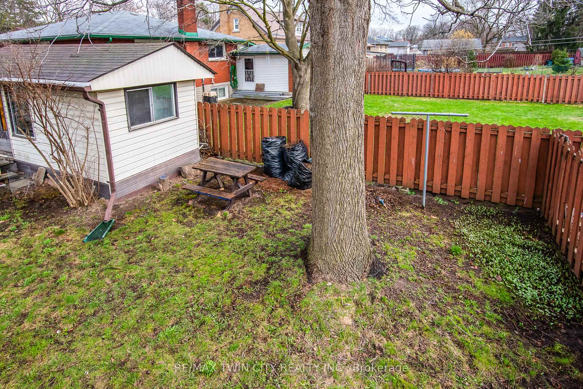 Photo 24 of 127 Kinzie Avenue, Kitchener, Centreville Chicopee — HOMEH