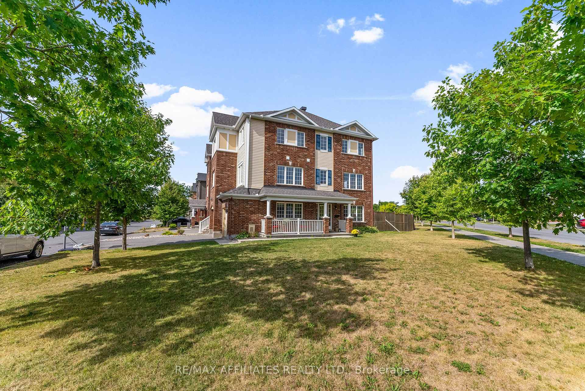 Photo 2 of 407 Coldwater Crescent, Ottawa, Kanata - Emerald Meadows/Trailwest — HOMEH