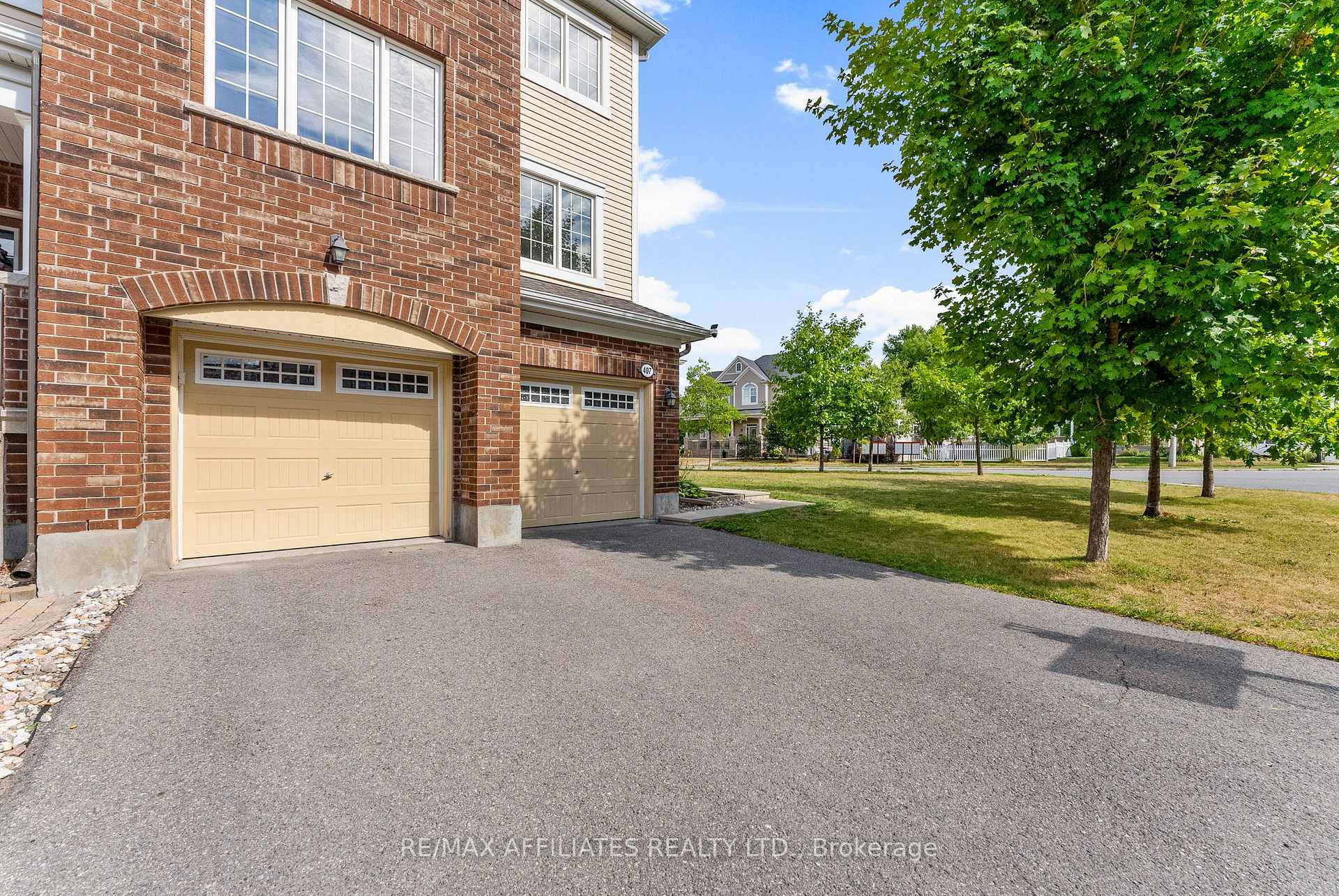 Photo 4 of 407 Coldwater Crescent, Ottawa, Kanata - Emerald Meadows/Trailwest — HOMEH