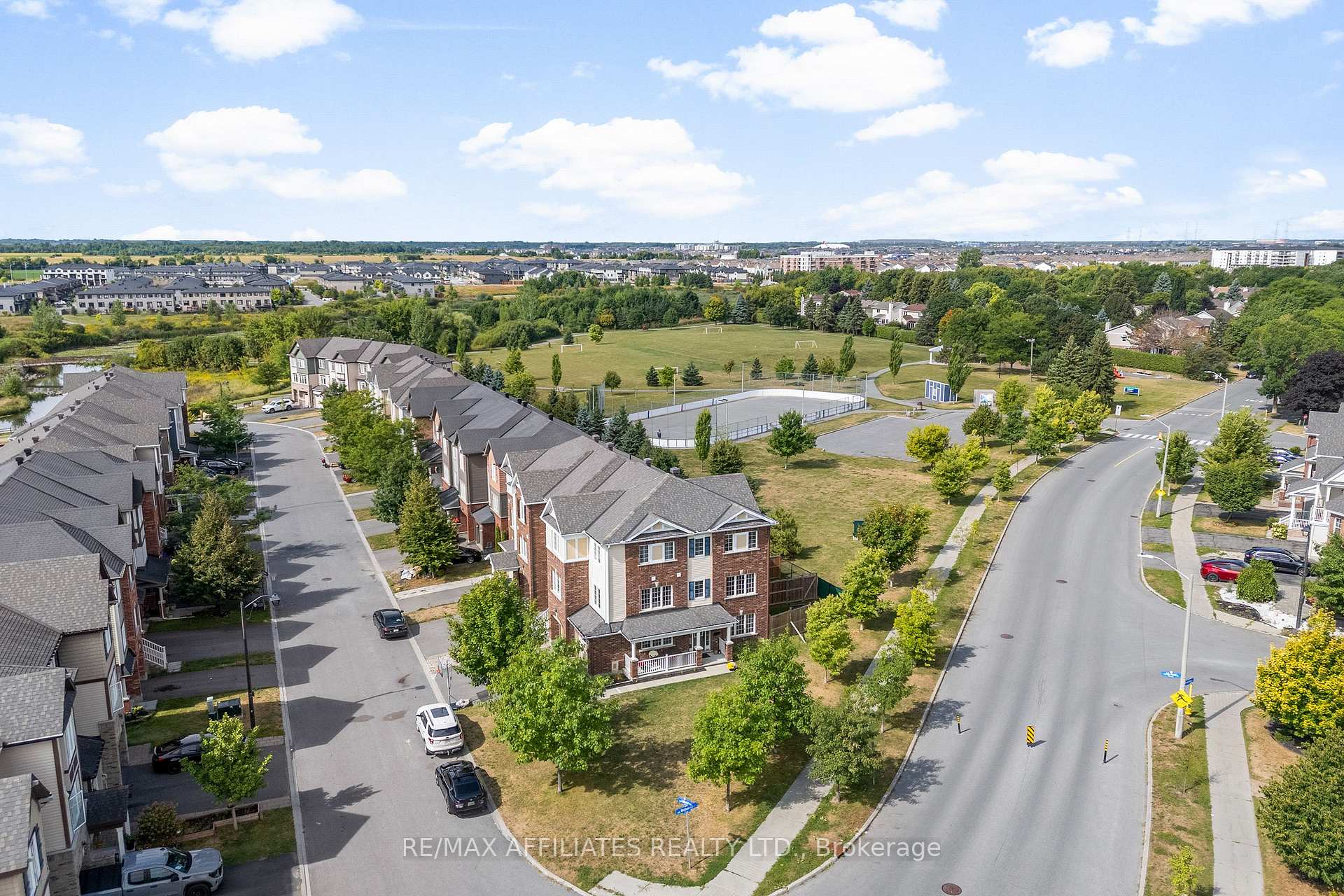 Photo 5 of 407 Coldwater Crescent, Ottawa, Kanata - Emerald Meadows/Trailwest — HOMEH