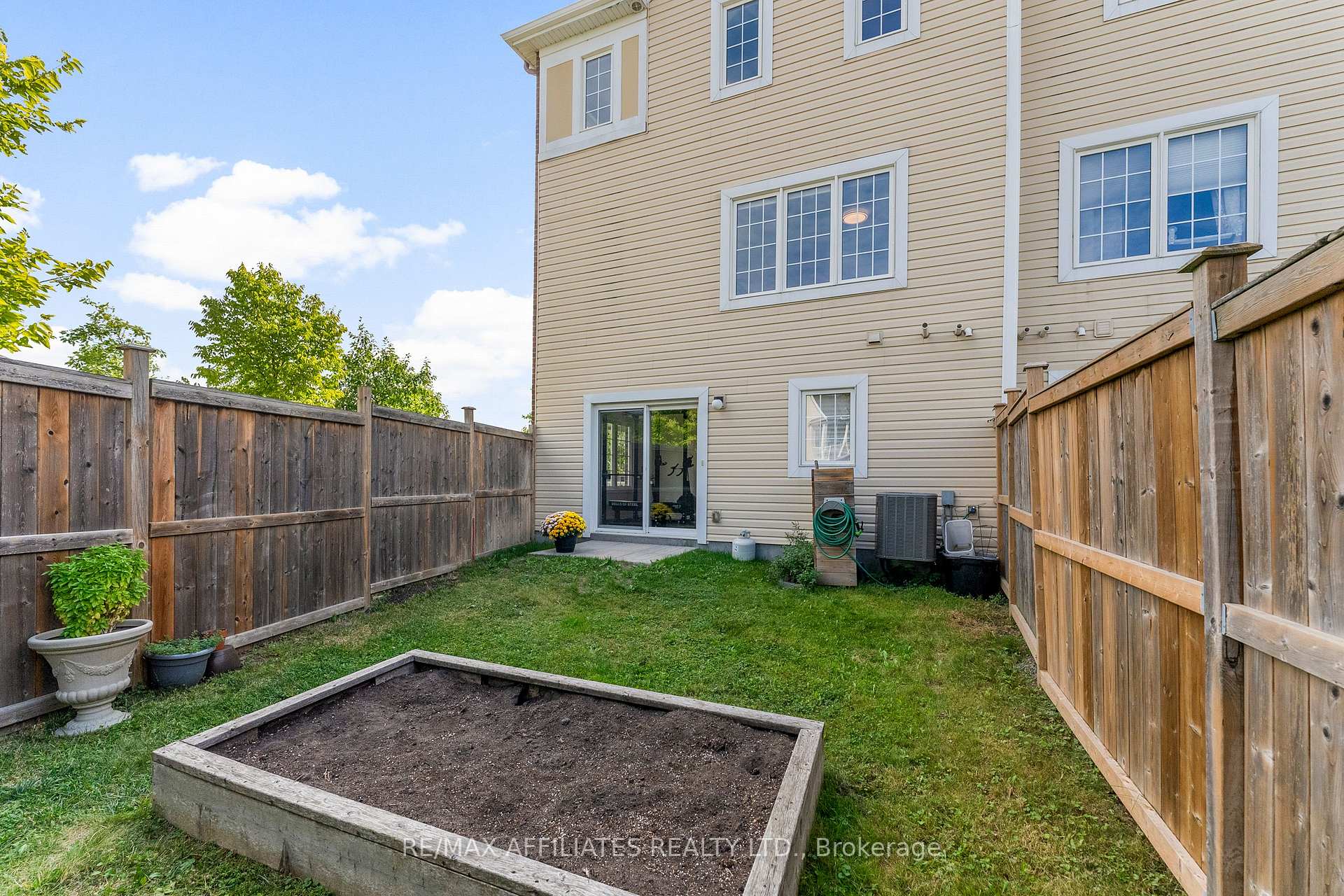 Photo 35 of 407 Coldwater Crescent, Ottawa, Kanata - Emerald Meadows/Trailwest — HOMEH