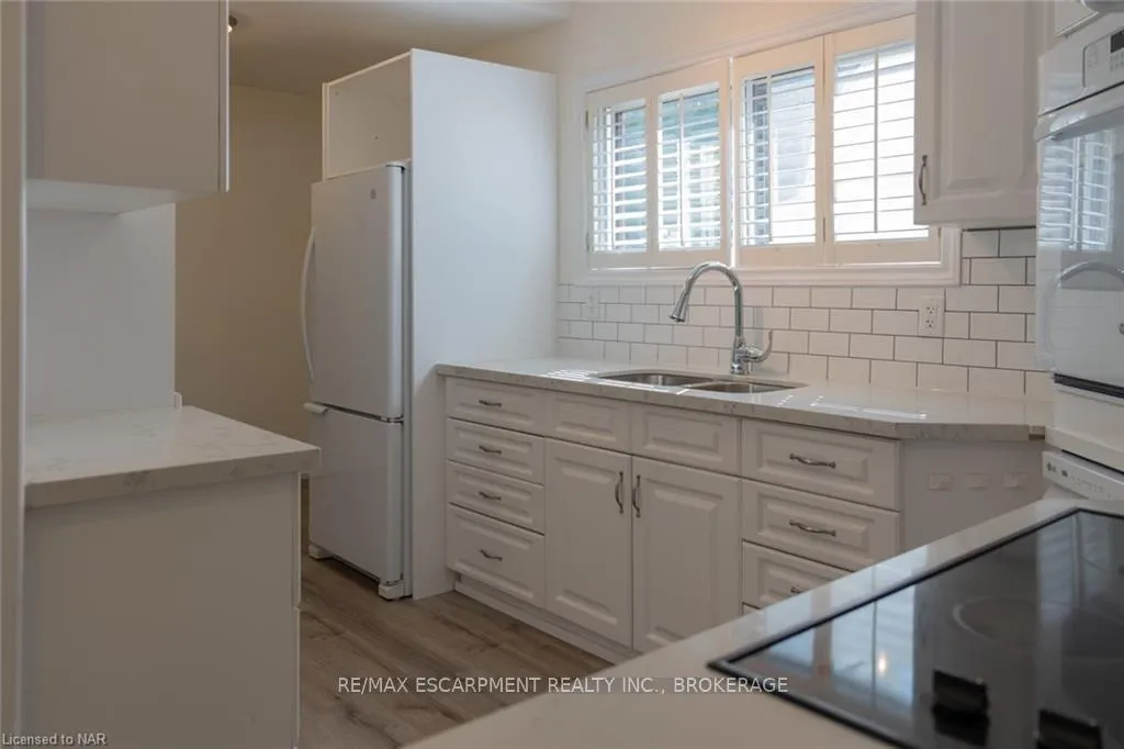 Photo 2 of Unit Upper, 359 Queensdale Avenue E, Hamilton, Inch Park — HOMEH