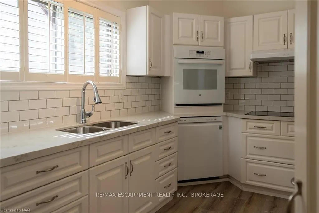 Photo 3 of Unit Upper, 359 Queensdale Avenue E, Hamilton, Inch Park — HOMEH