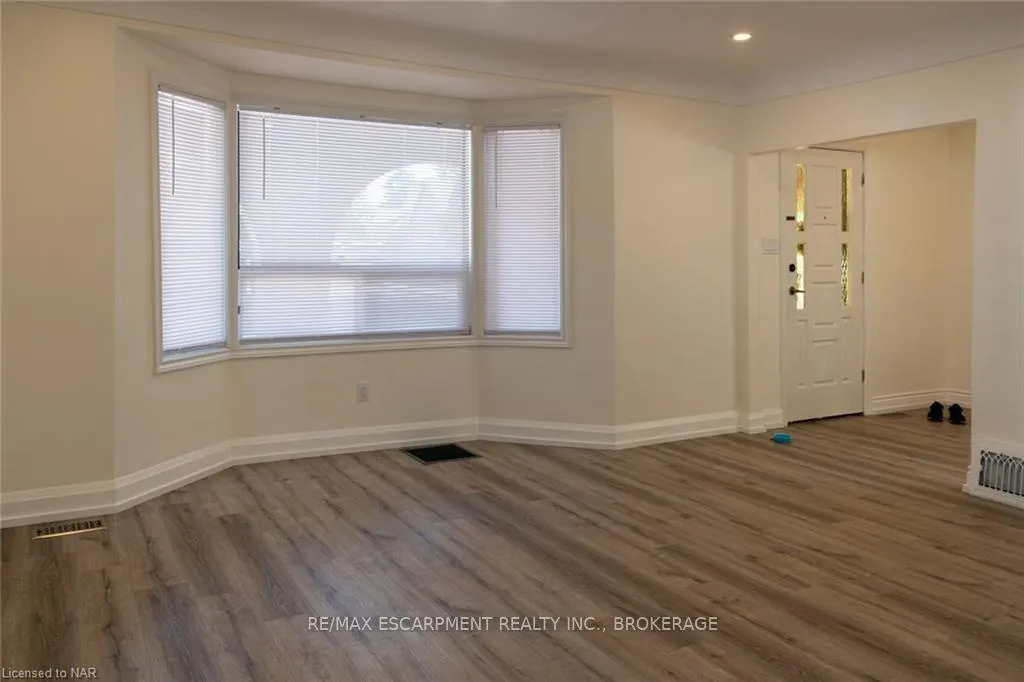 Photo 4 of Unit Upper, 359 Queensdale Avenue E, Hamilton, Inch Park — HOMEH