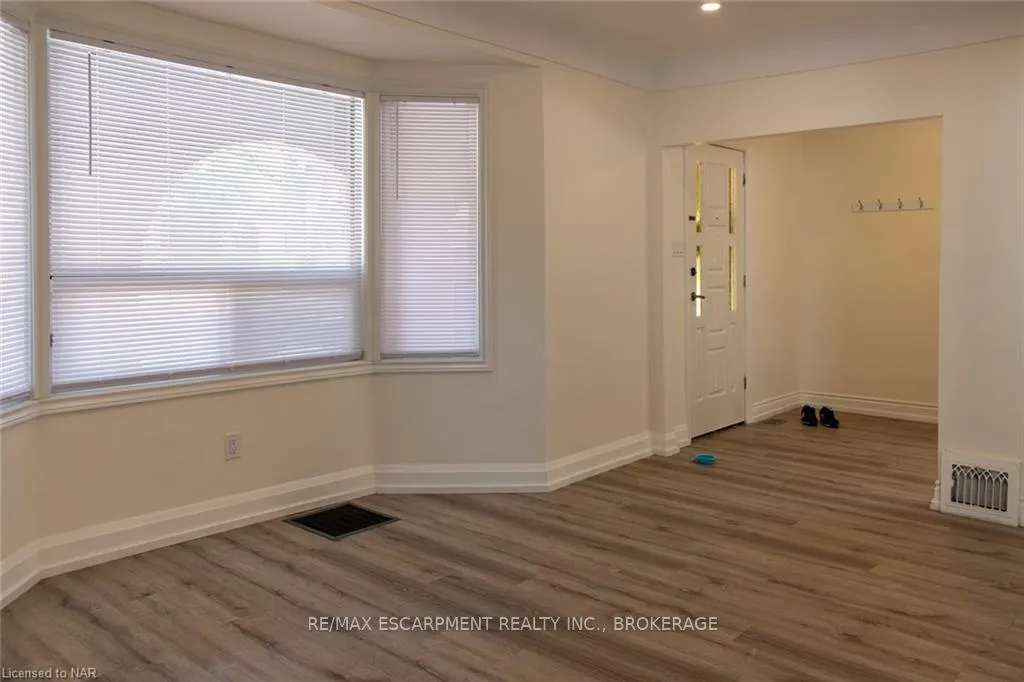 Photo 5 of Unit Upper, 359 Queensdale Avenue E, Hamilton, Inch Park — HOMEH
