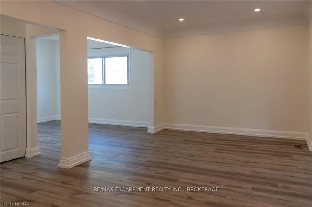 Photo 7 of Unit Upper, 359 Queensdale Avenue E, Hamilton, Inch Park — HOMEH