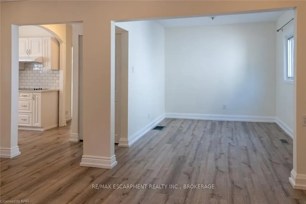 Photo 8 of Unit Upper, 359 Queensdale Avenue E, Hamilton, Inch Park — HOMEH