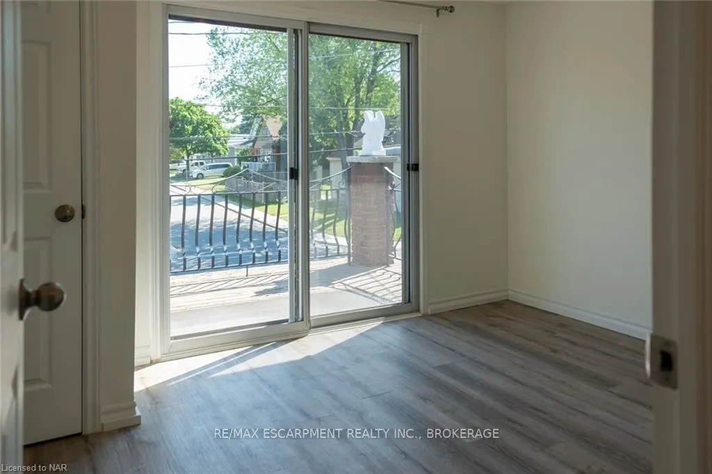 Photo 9 of Unit Upper, 359 Queensdale Avenue E, Hamilton, Inch Park — HOMEH