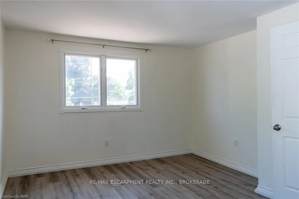 Photo 11 of Unit Upper, 359 Queensdale Avenue E, Hamilton, Inch Park — HOMEH