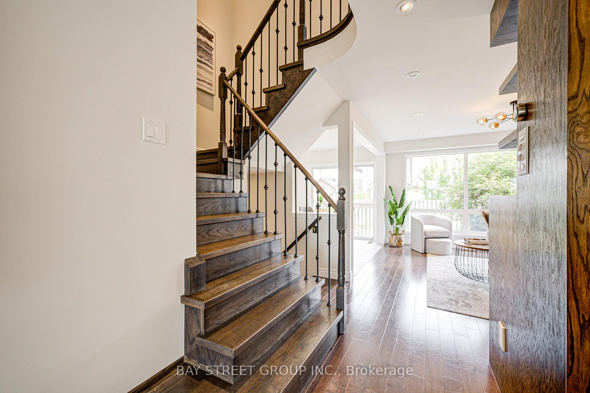 Photo 7 of 43 Tower Bridge Crescent, Markham, Berczy — HOMEH