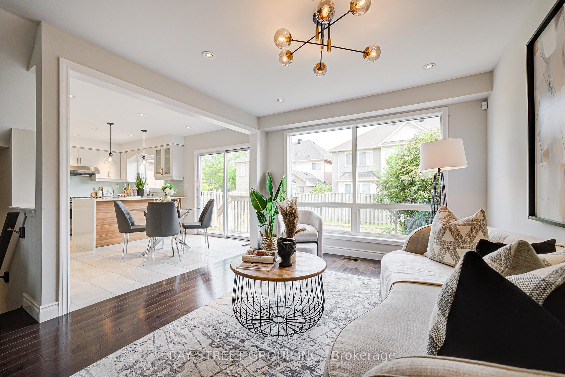 Photo 8 of 43 Tower Bridge Crescent, Markham, Berczy — HOMEH