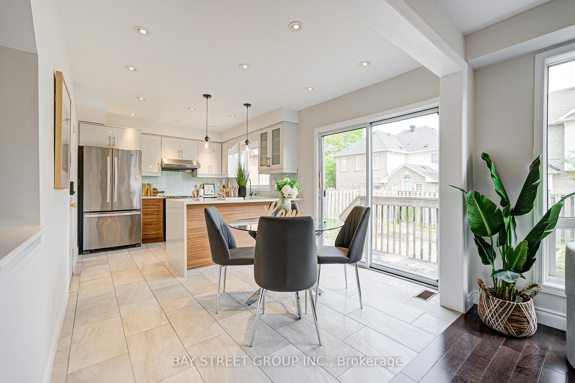 Photo 9 of 43 Tower Bridge Crescent, Markham, Berczy — HOMEH