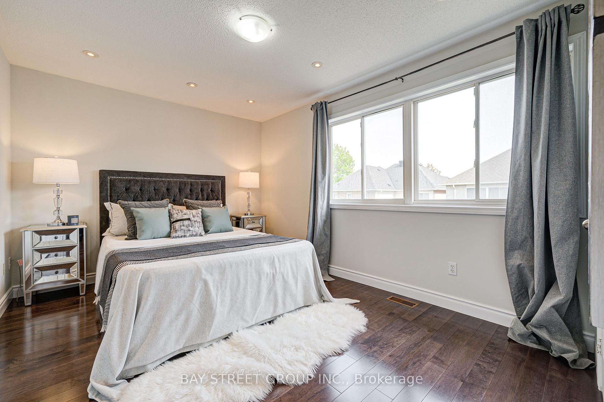 Photo 13 of 43 Tower Bridge Crescent, Markham, Berczy — HOMEH