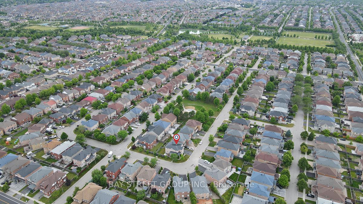 Photo 5 of 63 Brookhaven Crescent, Markham, Berczy — HOMEH
