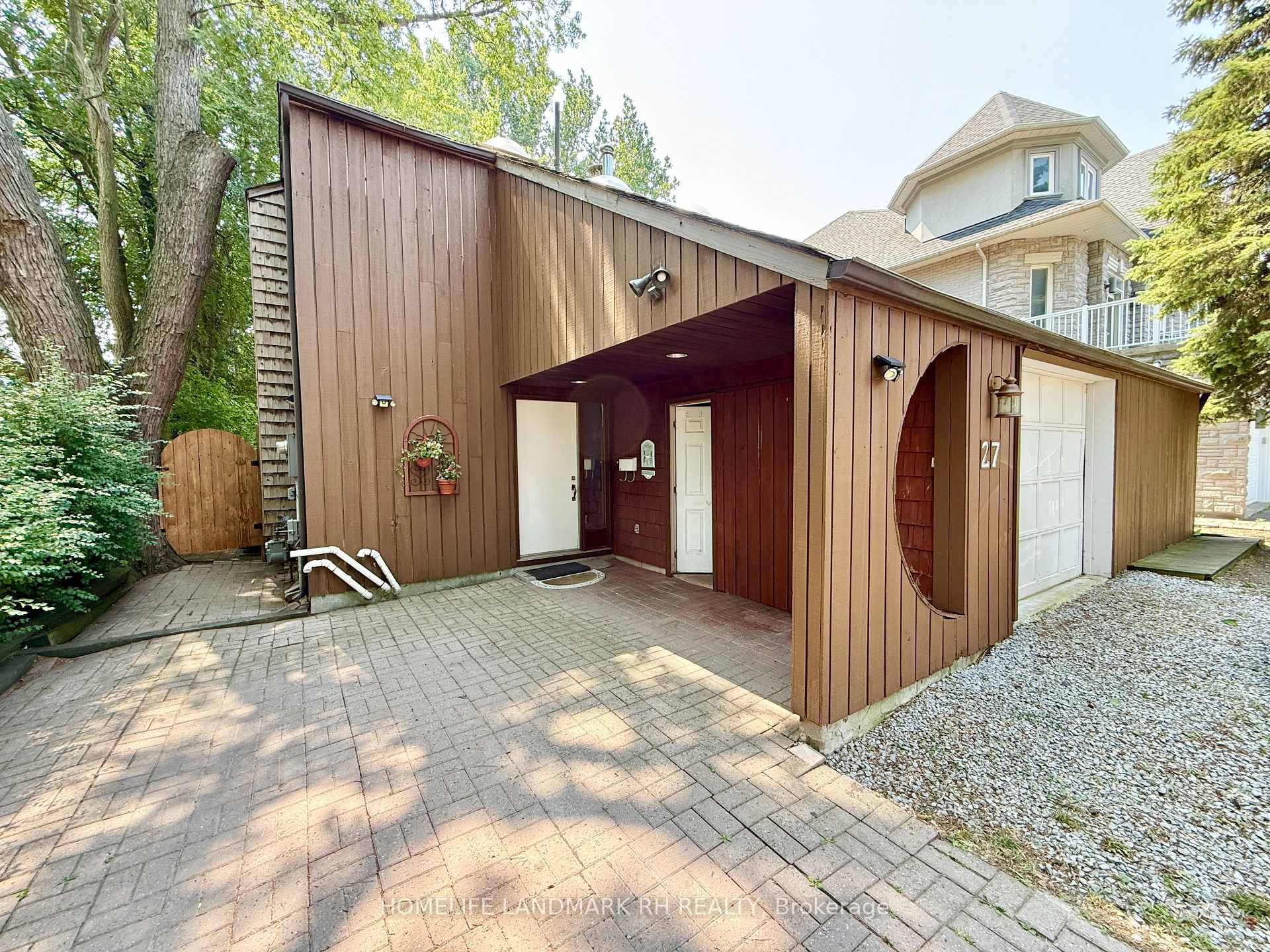 Photo 5 of Unit Unit 1, 27 East Drive, Markham, Unionville — HOMEH