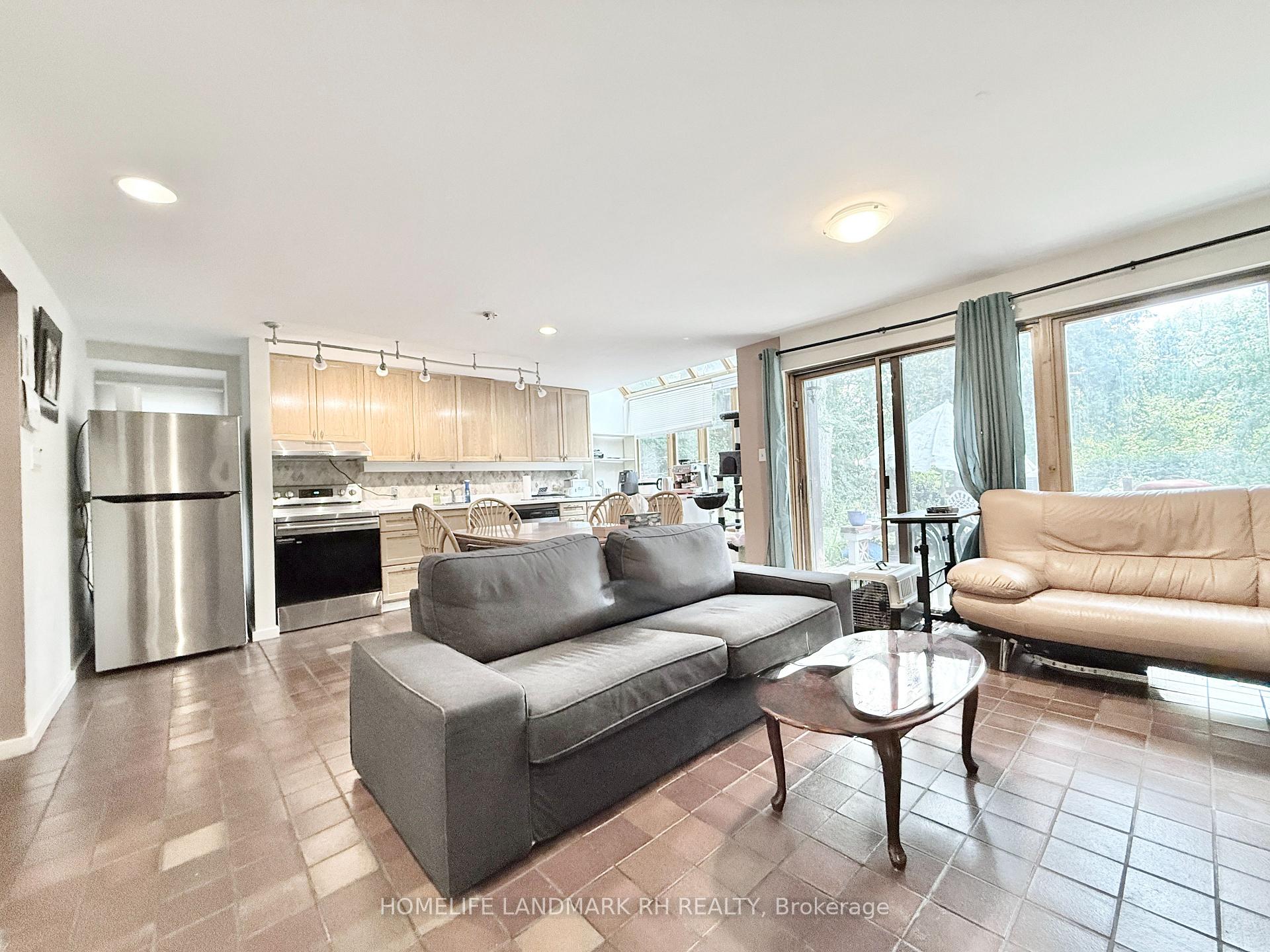 Photo 6 of Unit Unit 1, 27 East Drive, Markham, Unionville — HOMEH