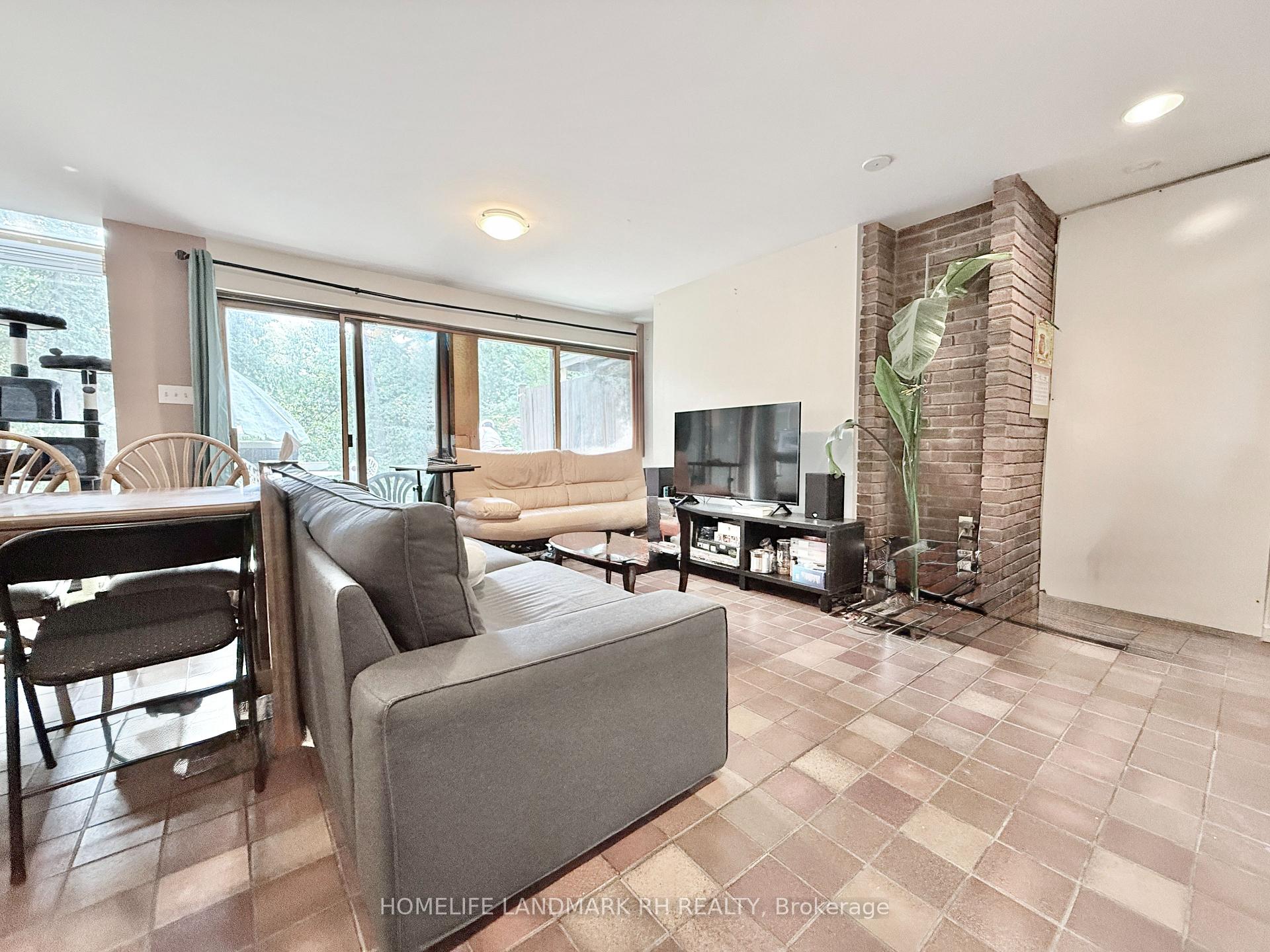 Photo 7 of Unit Unit 1, 27 East Drive, Markham, Unionville — HOMEH