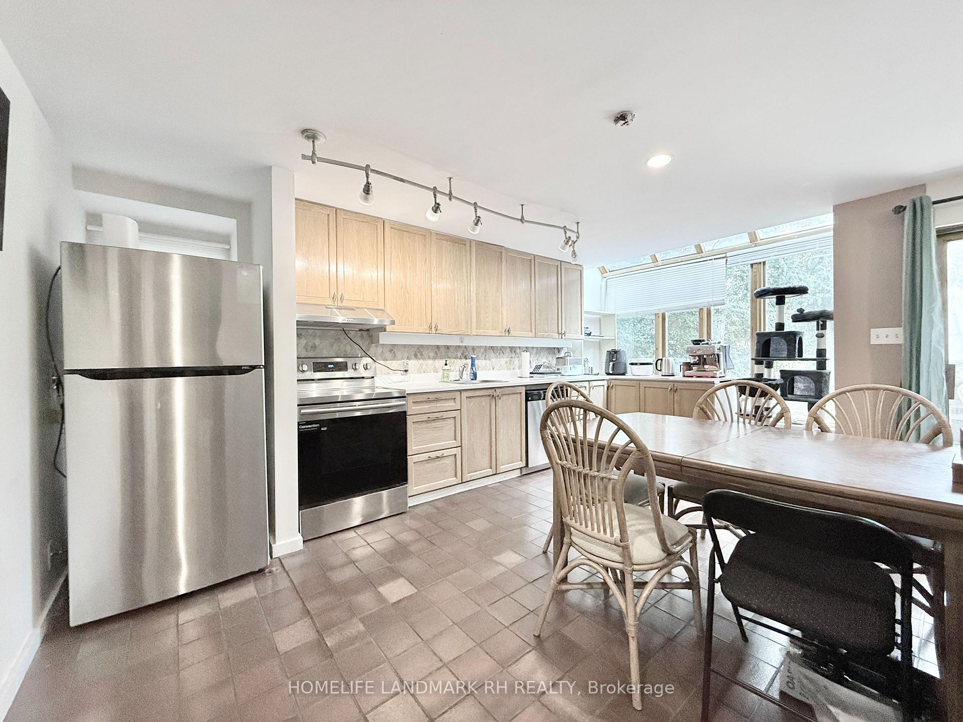 Photo 8 of Unit Unit 1, 27 East Drive, Markham, Unionville — HOMEH