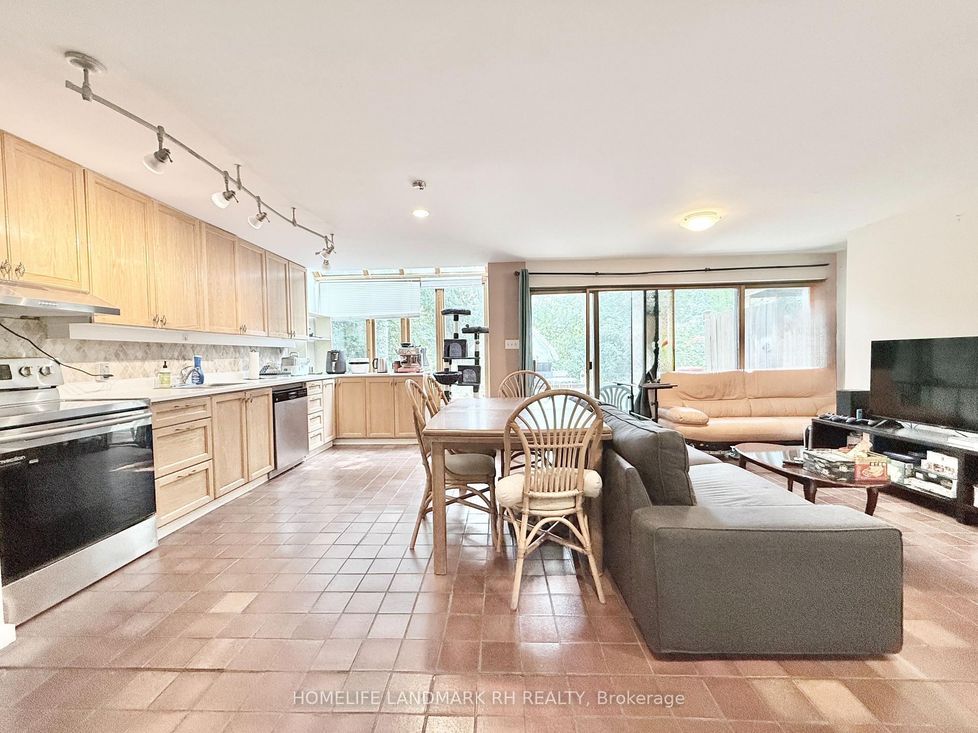 Photo 9 of Unit Unit 1, 27 East Drive, Markham, Unionville — HOMEH